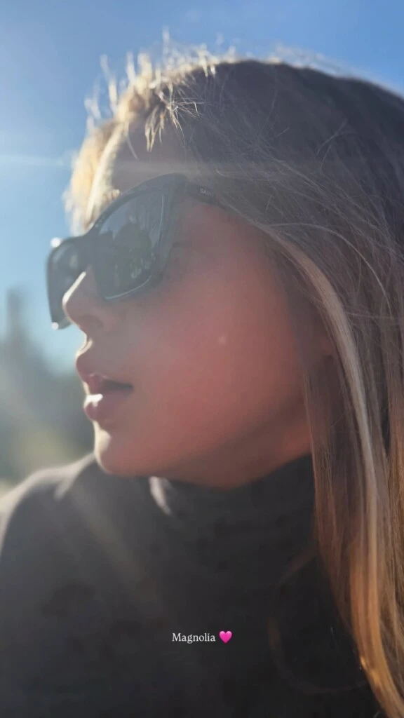 En una de ellas aparece Magnolia, de perfil y con lentes de sol negros, una postal que llamó la atención por el parecido físico con su mamá.