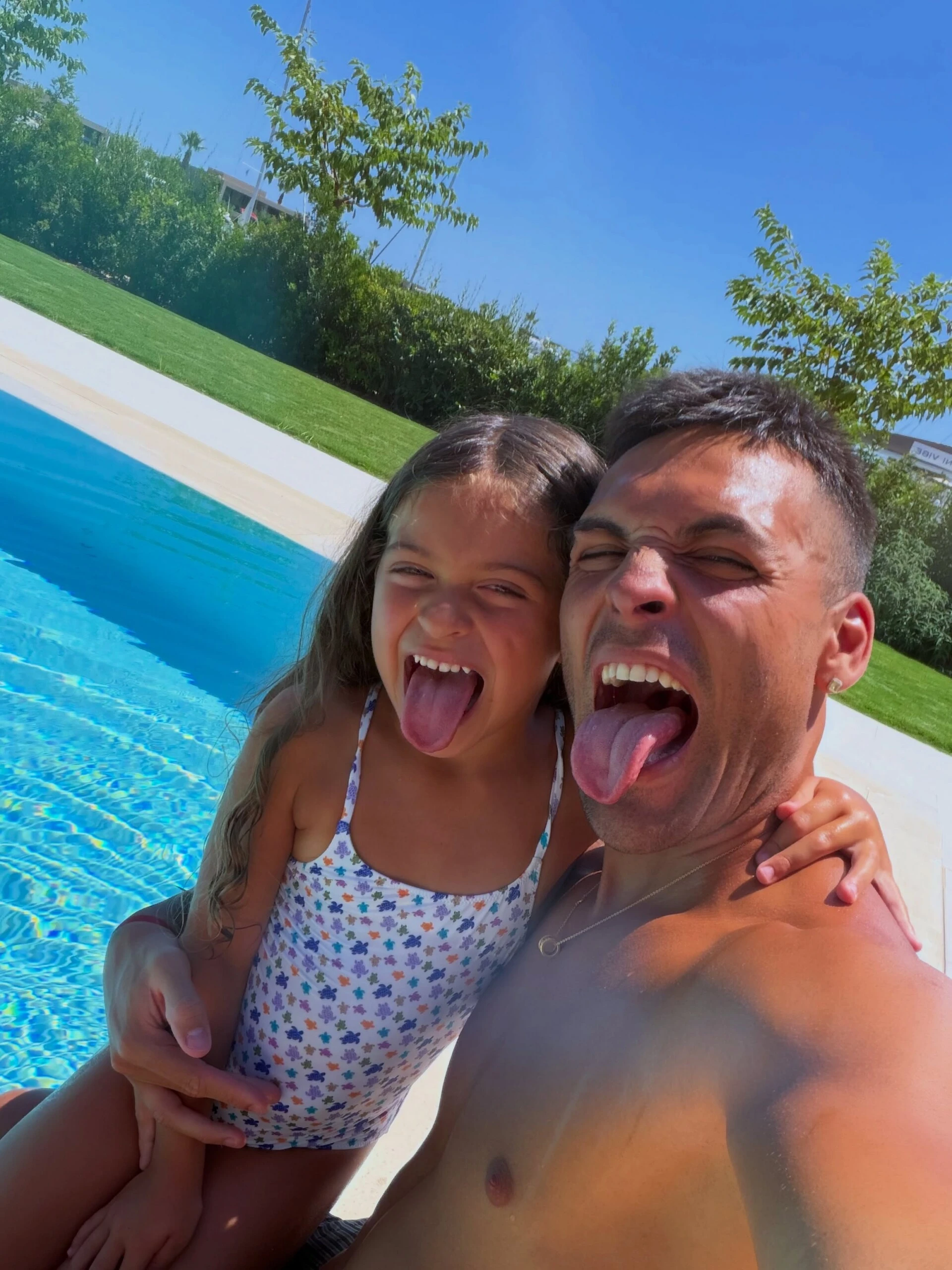 Lautaro Martínez mostró sus vacaciones familiares en un lugar paradisíaco: mar, mates y postales de amor junto a Agustina Gandolfo