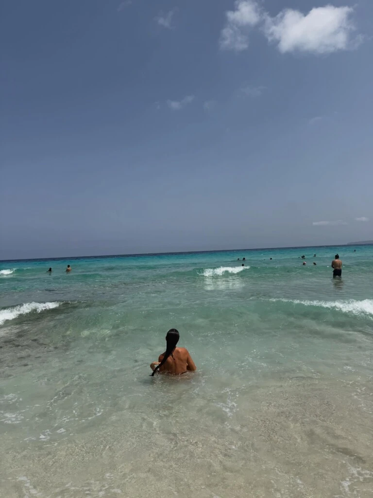 La modelo compartió además imágenes de los paisajes característicos de Formentera, donde el agua turquesa y la arena blanca se convierten en los grandes protagonistas.