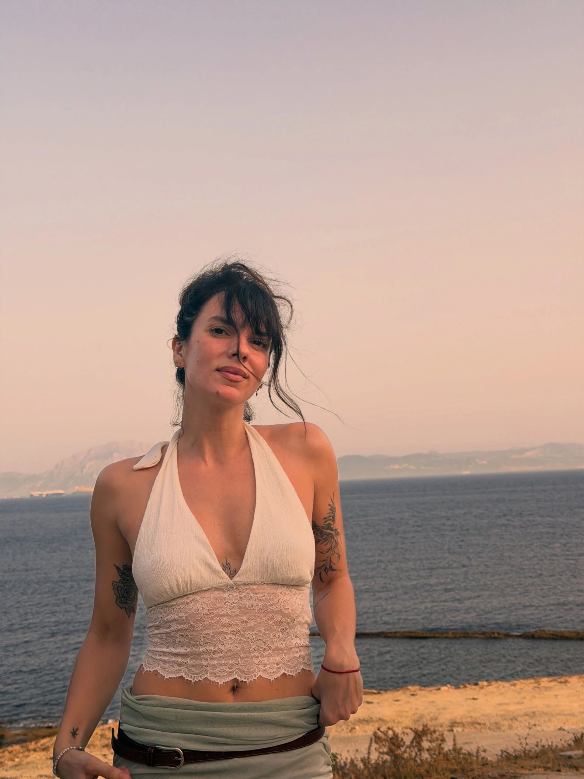 Los tops que usó Gime Accardi en Europa y que marcan la tendencia del verano