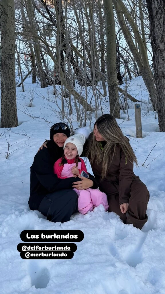 En una de las publicaciones, la modelo mostró una salida de trekking junto a Fernando Burlando, Sarah y María y Delfina, las hijas mayores del abogado.