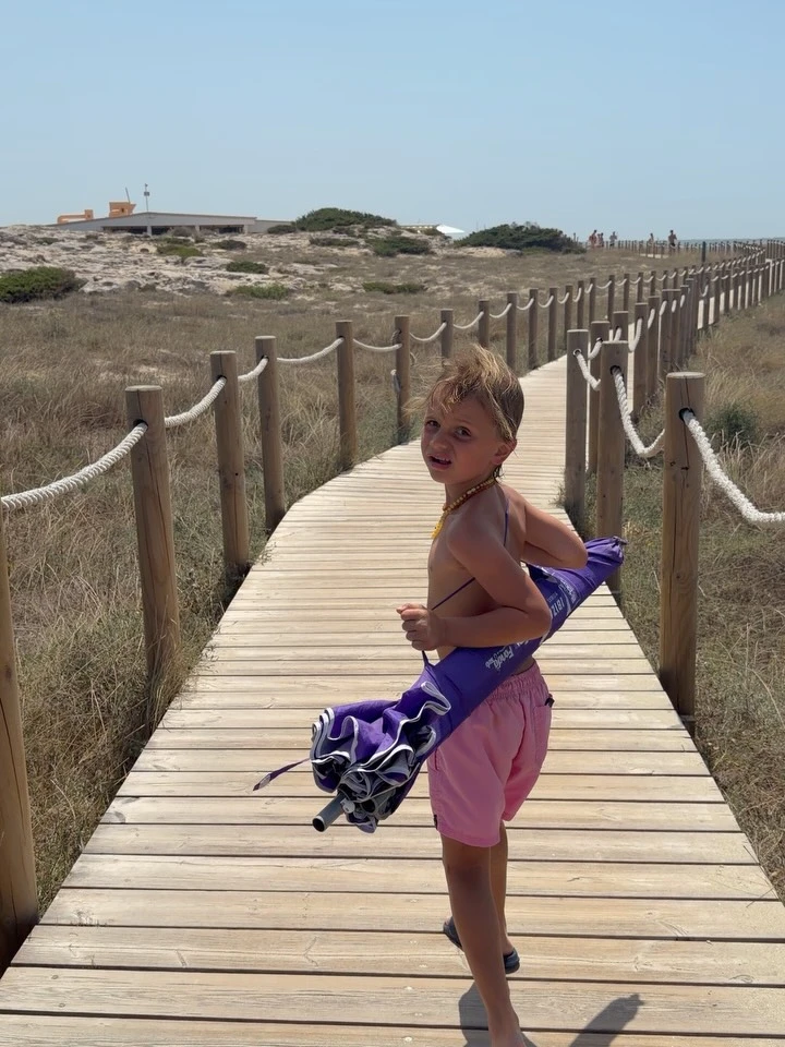 Entre las postales más tiernas aparecen Viggo caminando por el muelle y ambos hermanos recorriendo la playa, además de distintas imágenes familiares que reflejan la complicidad y el vínculo que comparten.