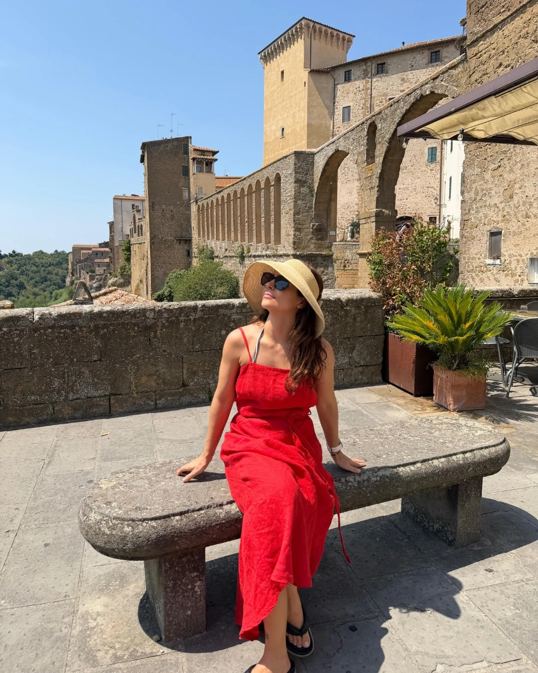 Agustina Cherri compartió las fotos de sus vacaciones familiares en Italia: vestido rojo, paisajes medievales y gastronomía mediterránea