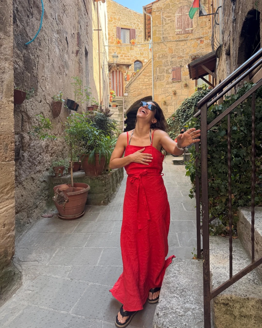 Agustina Cherri compartió las fotos de sus vacaciones familiares en Italia: vestido rojo, paisajes medievales y gastronomía mediterránea