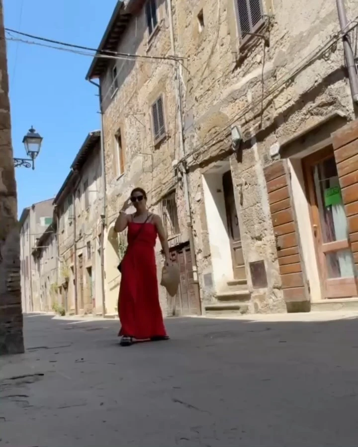 Agustina Cherri compartió las fotos de sus vacaciones familiares en Italia: vestido rojo, paisajes medievales y gastronomía mediterránea