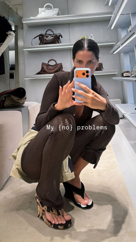 La modelo apostó por un estilismo de inspiración resort chic, donde las texturas y el diseño de las prendas dialogan con un accesorio de alto impacto.
