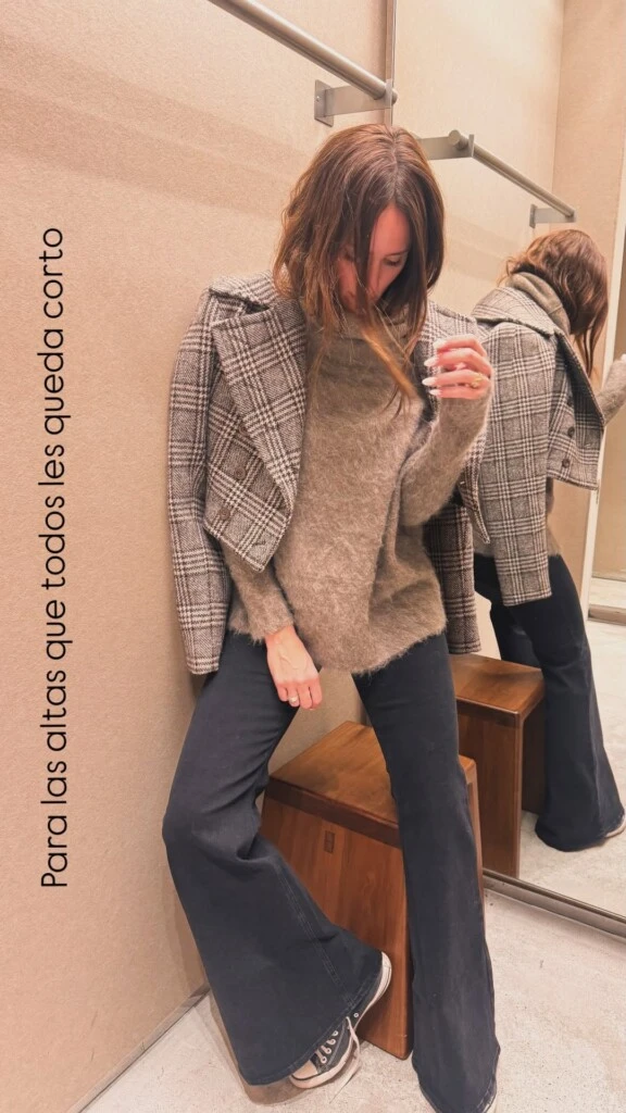Debajo del blazer, Paula eligió un sweater de pelo en color gris claro.