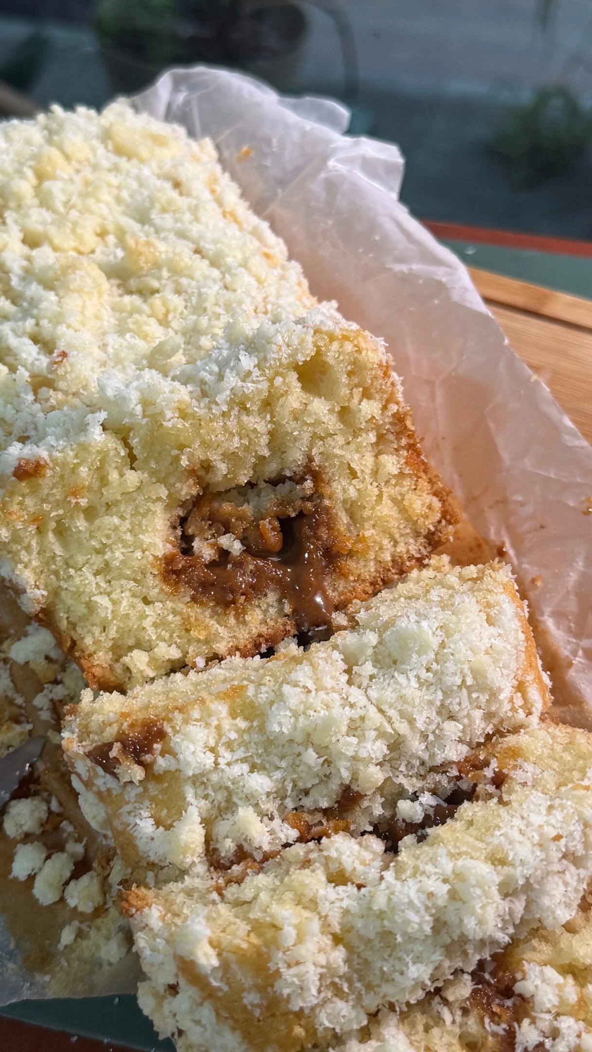 Budín de coco y dulce de leche con crumble
