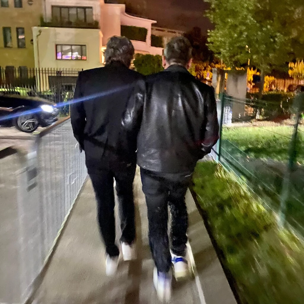 A pocas horas de que trascendiera la noticia, Montaner publicó una fotografía en su cuenta de Instagram junto a Jorge Messi. En la imagen se los puede ver caminando durante una noche en París, en lo que el artista describió como un encuentro espontáneo pero significativo.
