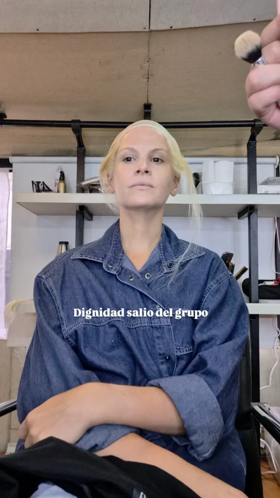 La actriz también mostró una fotografía en pleno proceso de maquillaje, mientras comenzaba a transformarse en la icónica conductora.