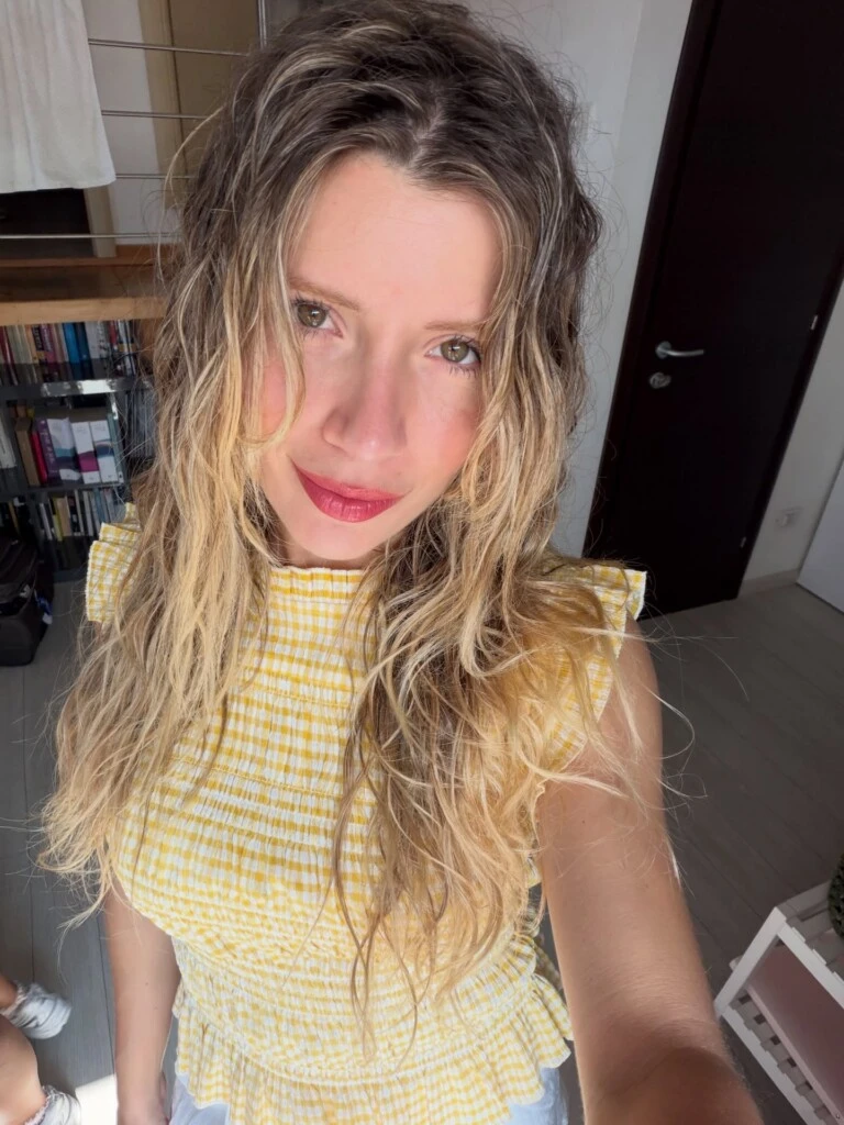 La conductora apostó por un top amarillo con estampado cuadrillé, uno de los motivos clásicos que temporada tras temporada vuelve a ocupar un lugar destacado en los looks de verano.