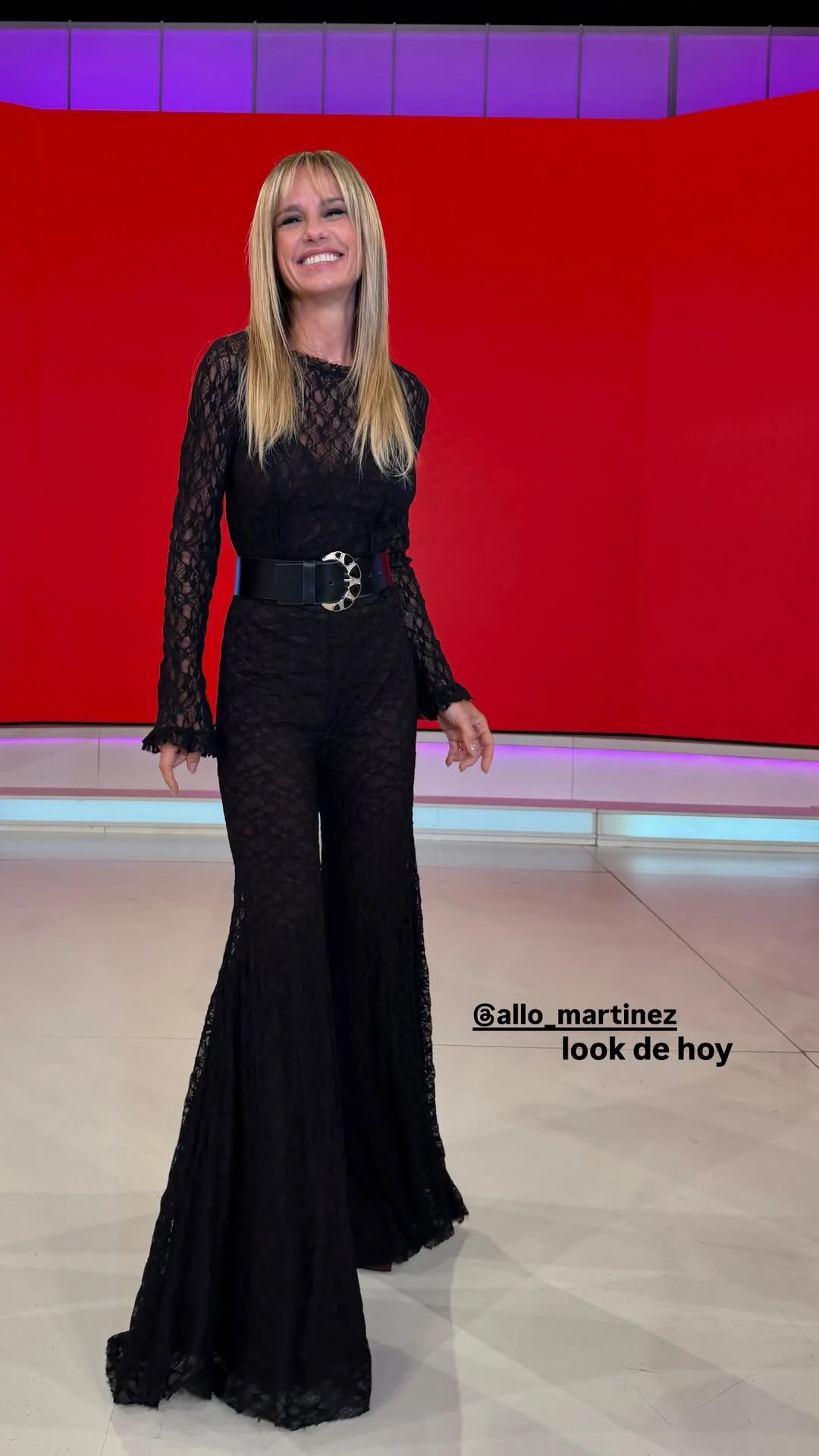 Mariana Fabbiani apuesta al encaje negro con un look total black que combina sensualidad y elegancia