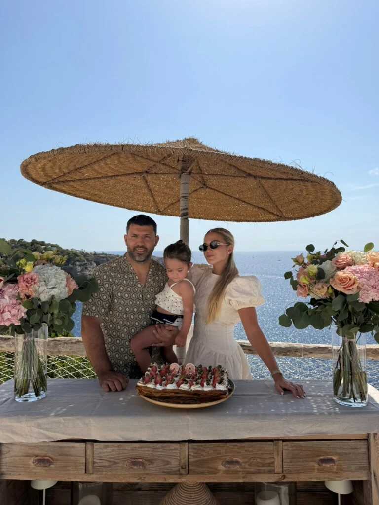 “Gracias, gracias, gracias 🤍🎂”, escribió la empresaria en esta segunda publicación que rápidamente recibió numerosos mensajes de cariño, felicitaciones y buenos deseos por su cumpleaños.