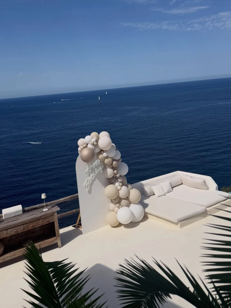 Todo estuvo acompañado por el mar azul como telón de fondo, creando una puesta relajada y elegante.