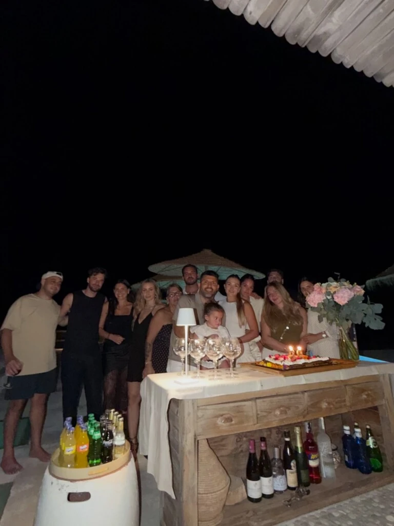 Durante la noche, Sofía aprovechó para posar junto a sus invitados y guardar distintos recuerdos de una celebración marcada por la cercanía y la intimidad.