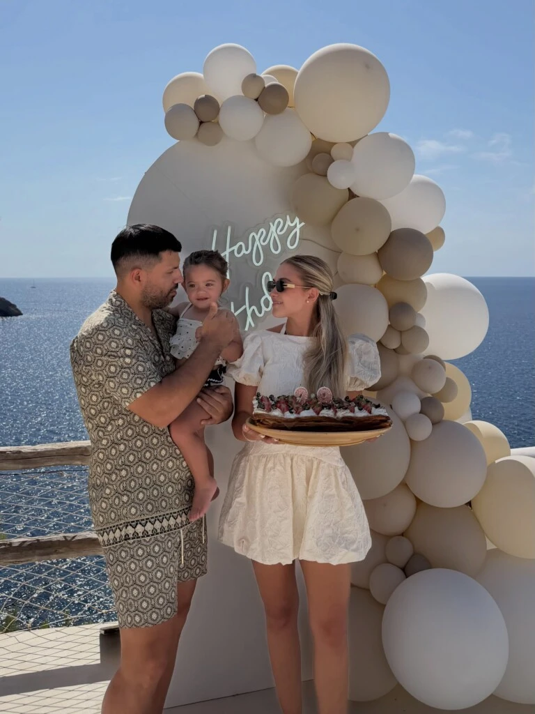 Uno de los momentos más especiales fue el que compartió junto a su hija Olivia, cuando ambas posaron frente a la torta de cumpleaños decorada con el número 29.