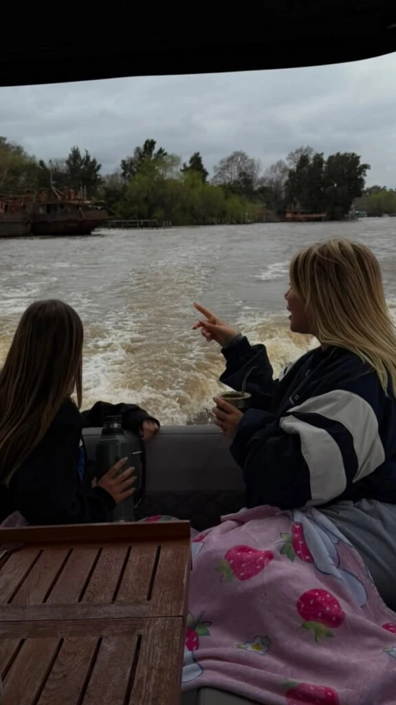 Uno de los momentos más cotidianos de la jornada fue el que compartió junto a Francesca, mientras tomaban mate sentadas en uno de los amplios sillones de la embarcación.