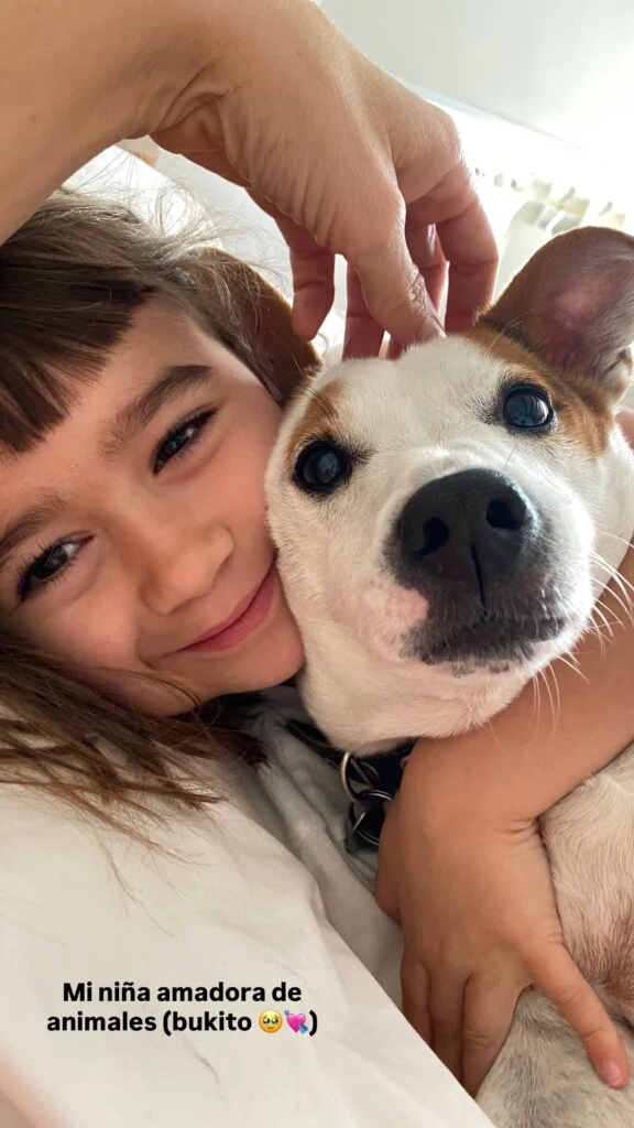“Mi amadora de animales”, escribió junto a una postal en la que la niña aparece abrazada a su perro Bukito.