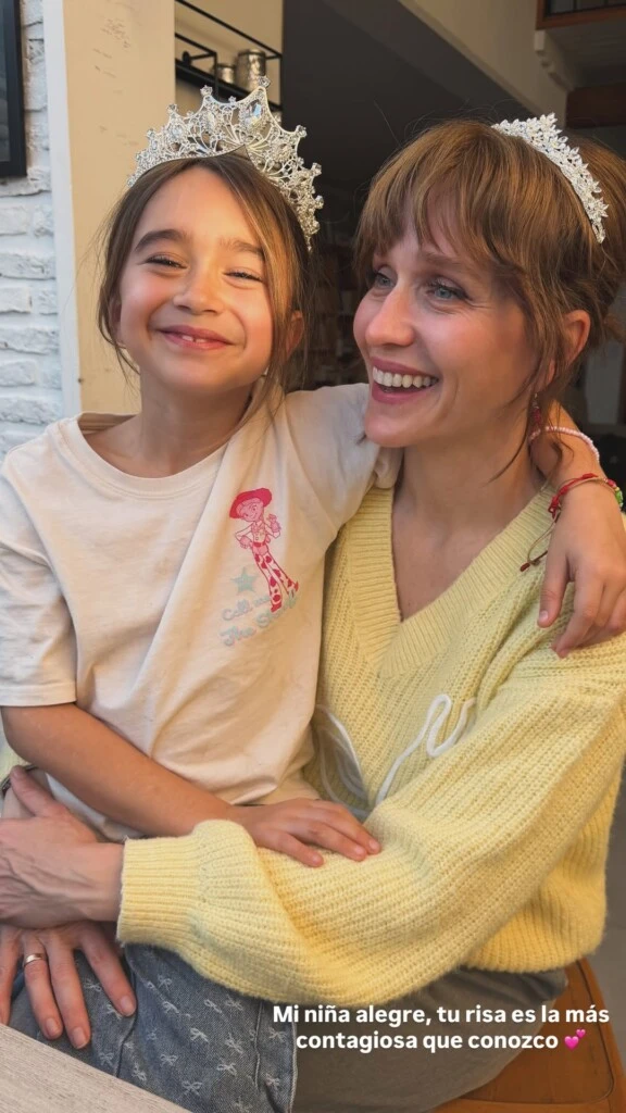 “Mi niña alegre, tu risa es la más contagiosa que conozco”, expresó en otra imagen, donde madre e hija posan juntas con coronas sobre sus cabezas.