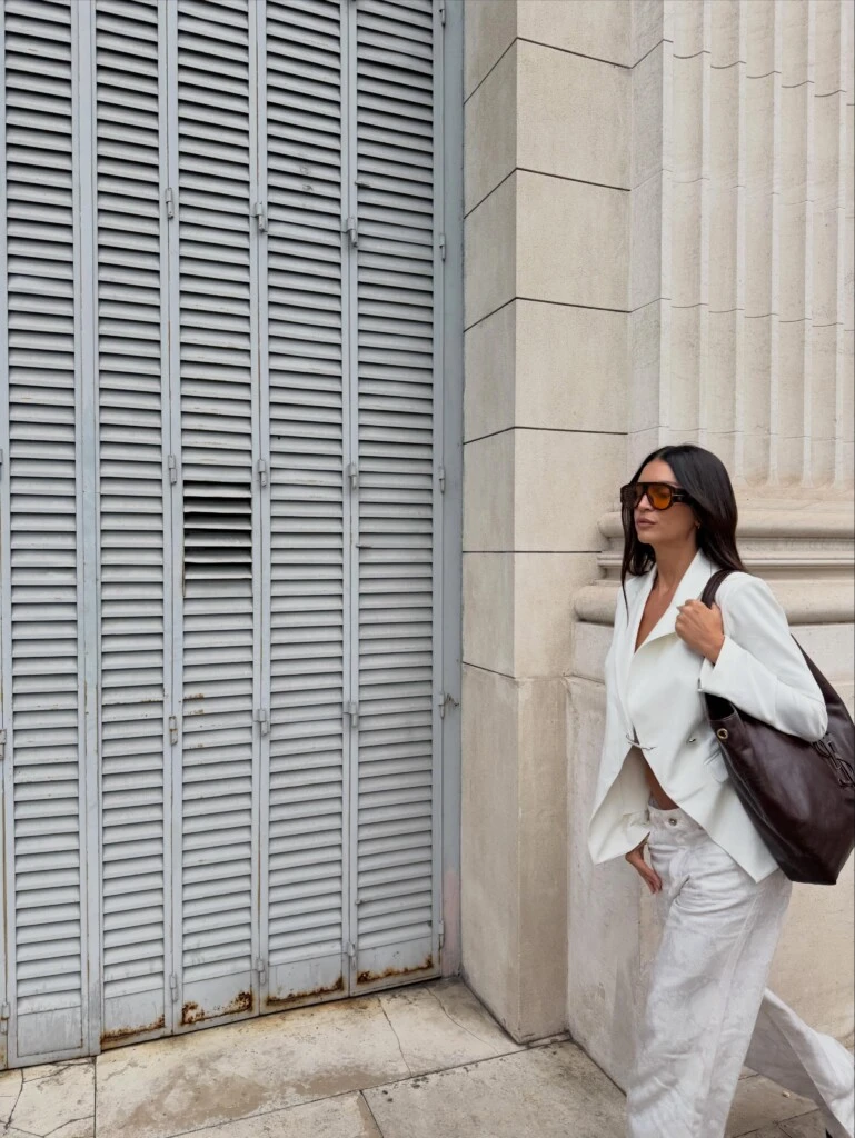 La modelo llevó un bolso de cuero marrón chocolate, un tono que sumó calidez y una impronta urbana al estilismo.