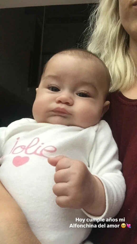 “Hoy cumple años mi Alfonchina del amor”, escribió Brenda junto a una tierna selfie de Alfonsina cuando era bebé, en la que la pequeña miraba a cámara con curiosidad.