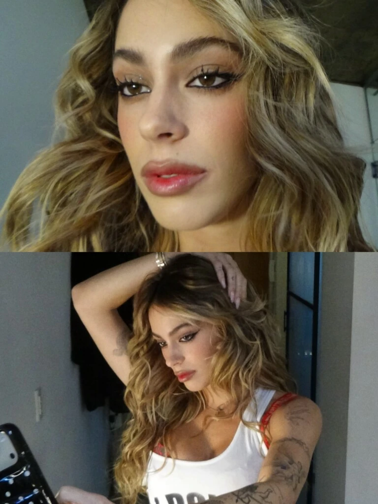 Para acompañar el conjunto, la artista eligió un maquillaje centrado en la mirada.