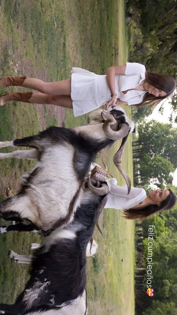 “Feliz cumpleaños”, escribió India junto a una imagen en la que ambas aparecen sonrientes en un entorno natural, acompañadas por dos cabras.