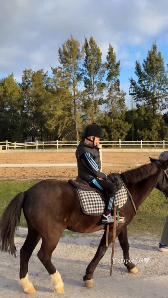 “Y empezó él”, escribió la influencer junto a la fotografía, celebrando que su hijo también se haya animado a practicar este deporte.