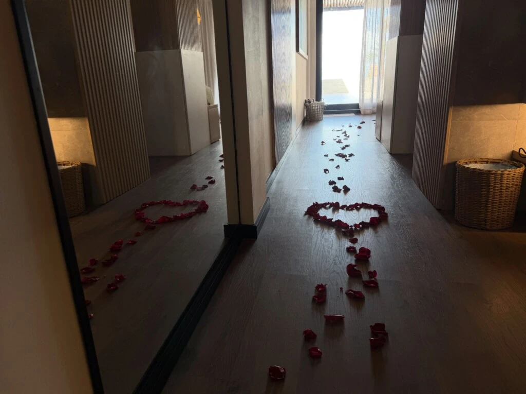 La productora fotografió uno de los pasillos del hotel que conducía hacia una de las habitaciones y mostró un detalle que convirtió la estadía en una escena especialmente romántica.