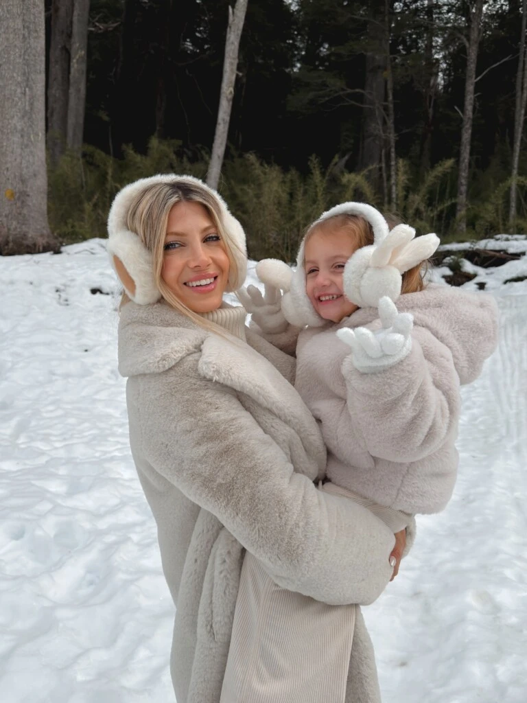 Madre e hija aprovecharon el paisaje para lucir matching looks, una tendencia que consiste en combinar prendas o accesorios entre familiares.