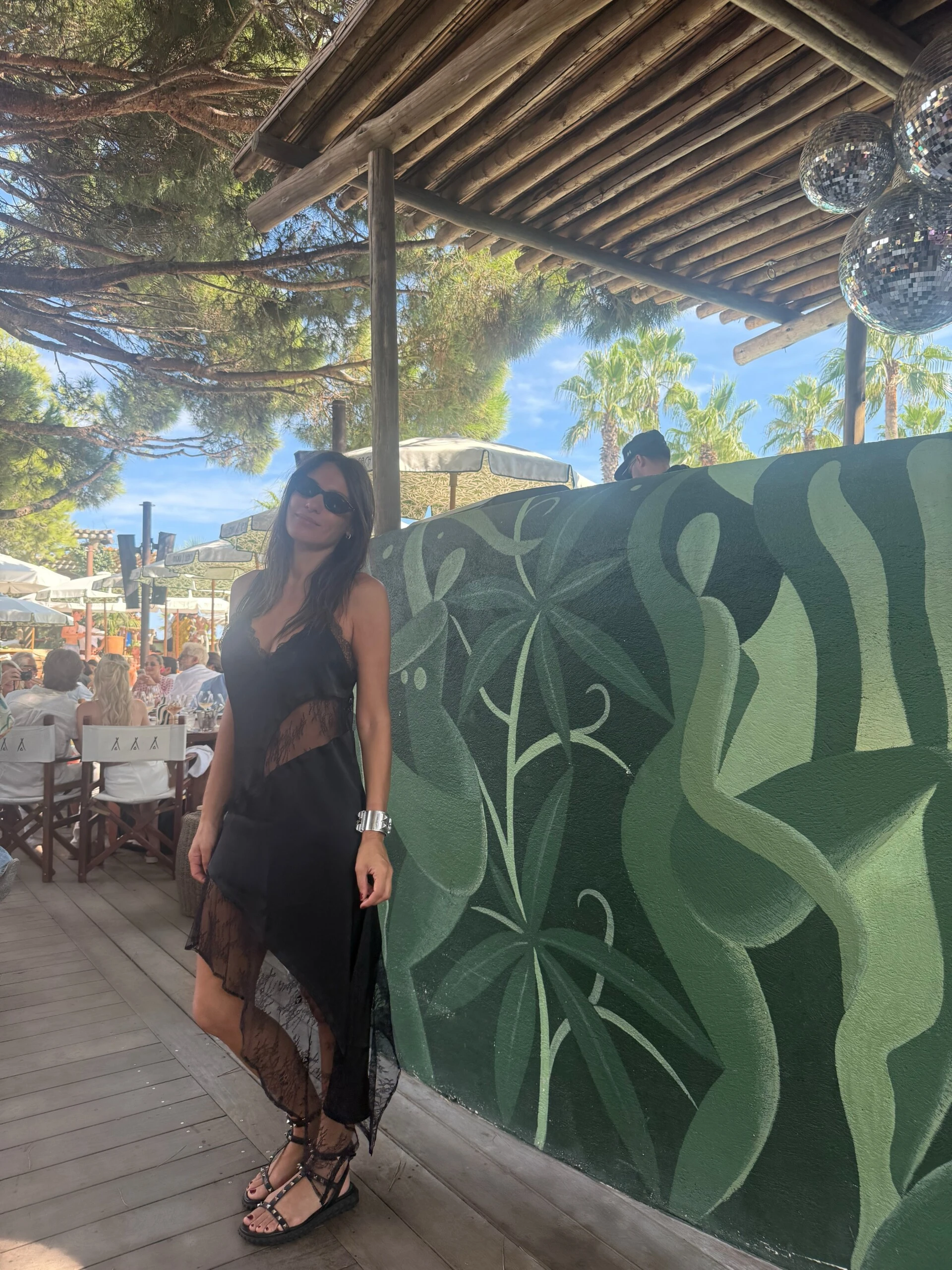 Pampita en Saint-Tropez: el look lencero con encaje que anticipa una de las tendencias de la próxima temporada