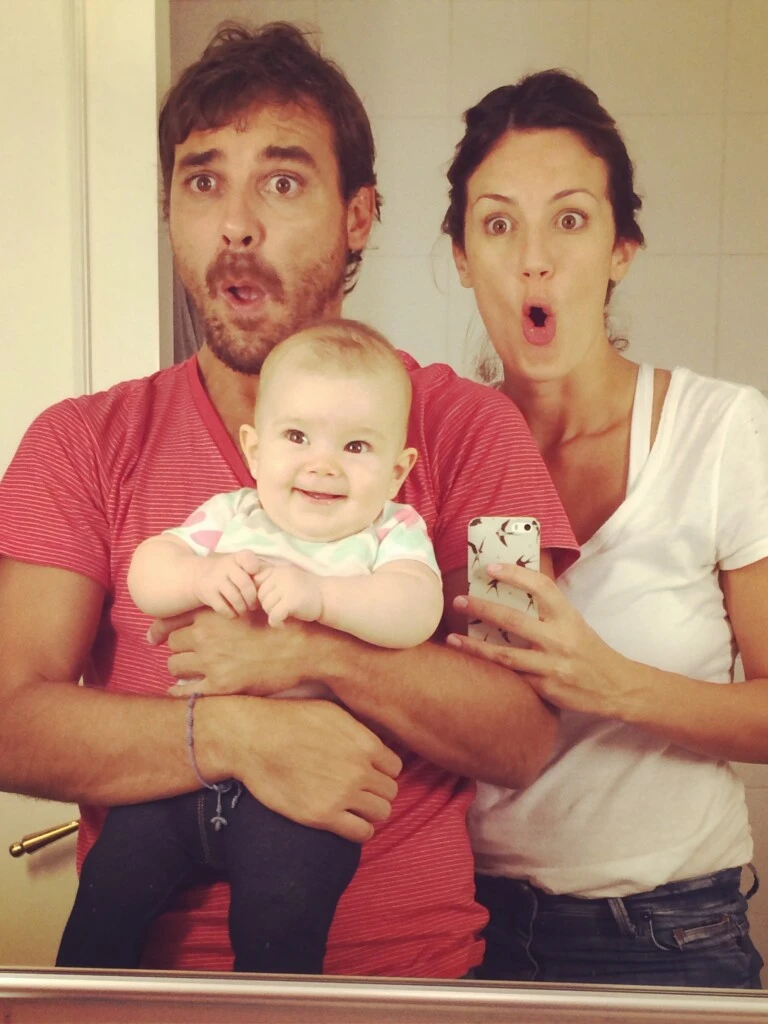 En algunas imágenes se los puede ver junto a Olivia cuando todavía era bebé, mientras descubrían juntos la experiencia de la maternidad y la paternidad.