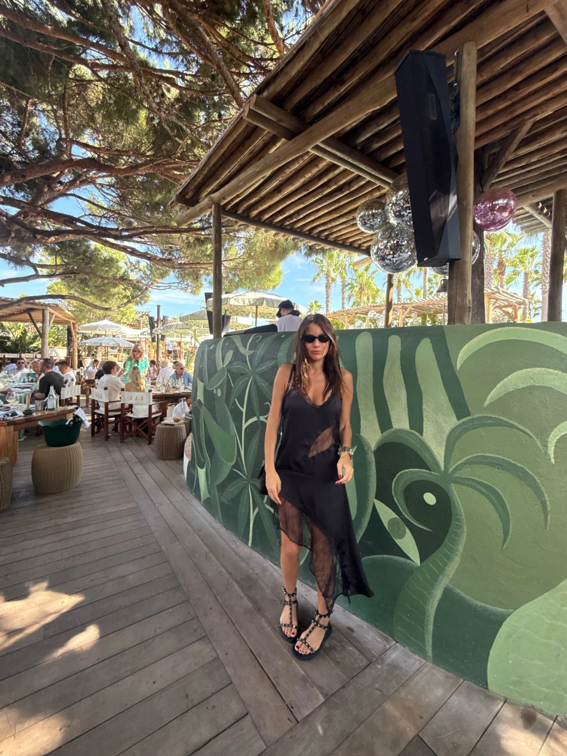 Pampita en Saint-Tropez: el look lencero con encaje que anticipa una de las tendencias de la próxima temporada
