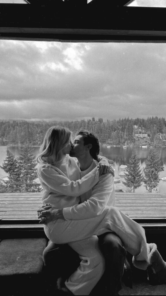 Cande y Nicolás posaron juntos frente al paisaje y compartieron un romántico beso con el lago como telón de fondo.