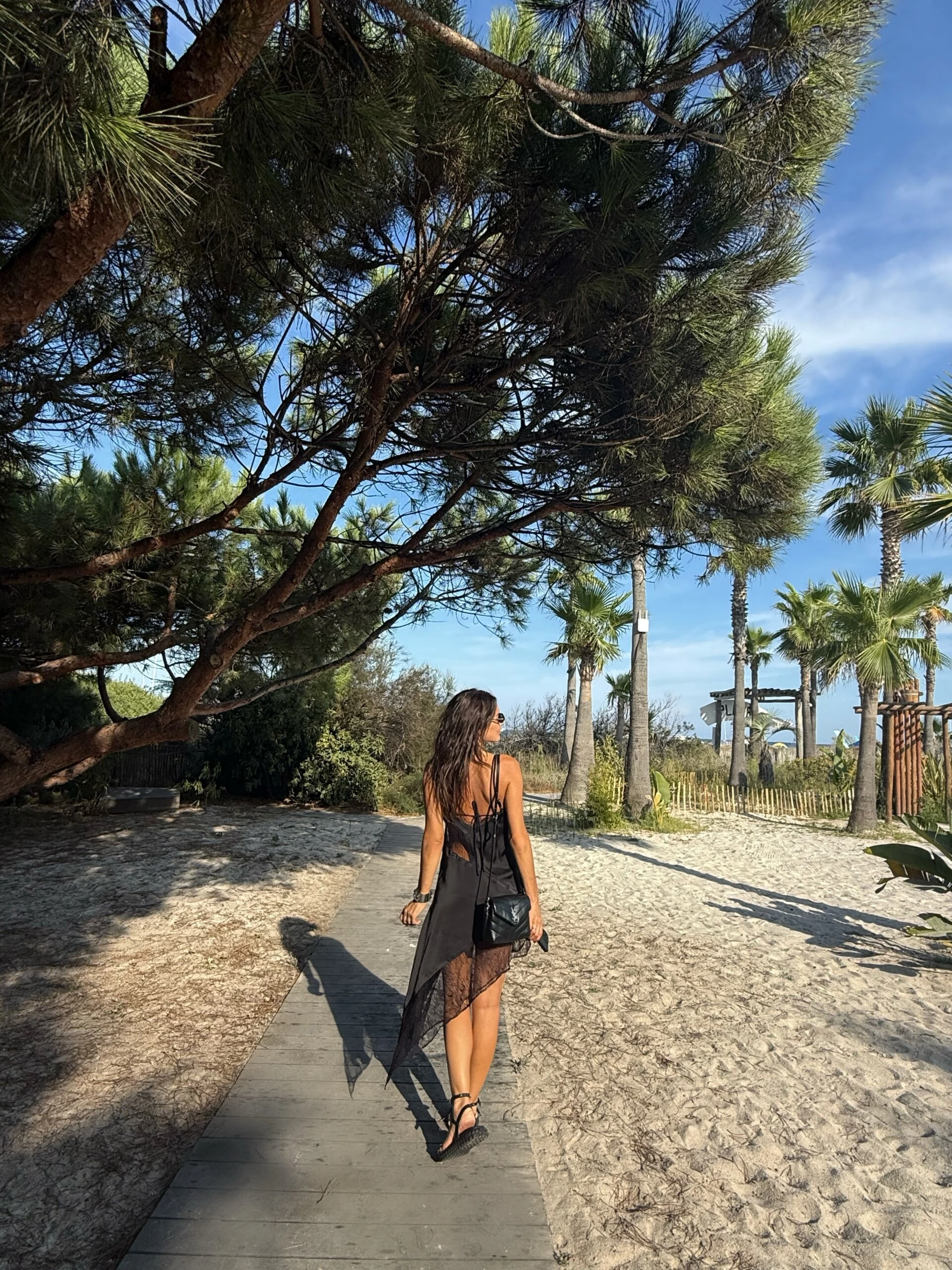 Pampita en Saint-Tropez: el look lencero con encaje que anticipa una de las tendencias de la próxima temporada