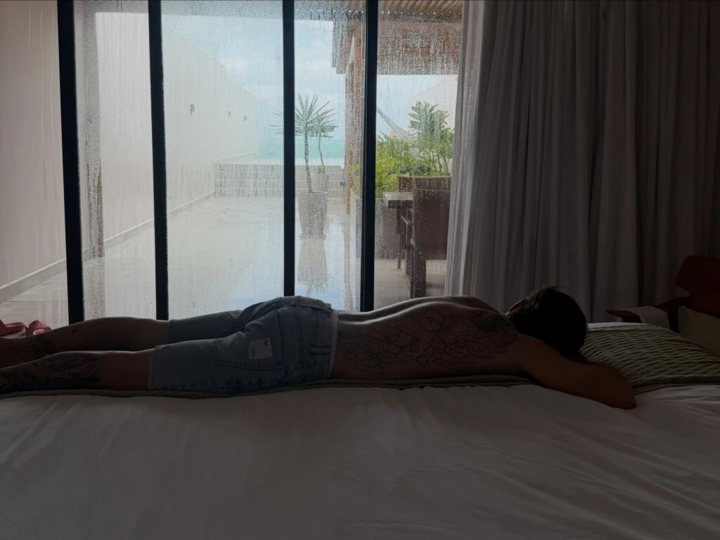 En una de las postales, Rocío fotografió a su esposo recostado boca abajo sobre la cama, completamente relajado.