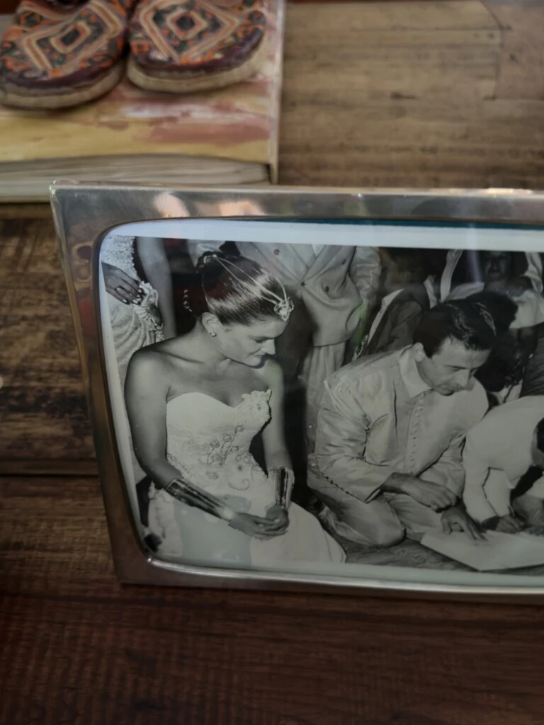 Para hacerlo, eligió una serie de fotografías vintage de ambos durante sus primeros años de matrimonio y sus momentos más importantes.