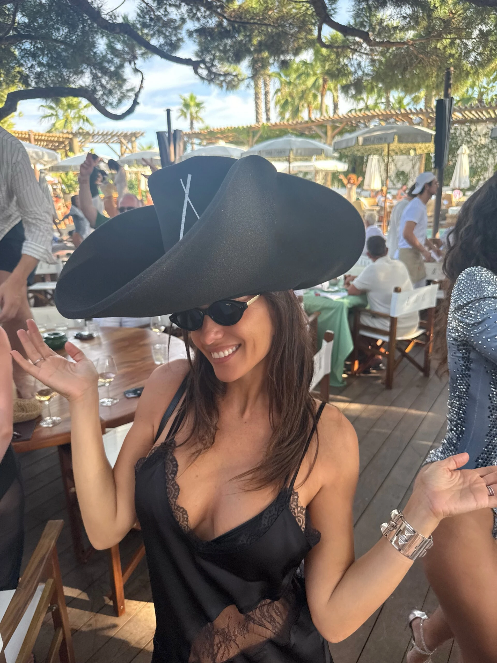 Pampita en Saint-Tropez: el look lencero con encaje que anticipa una de las tendencias de la próxima temporada