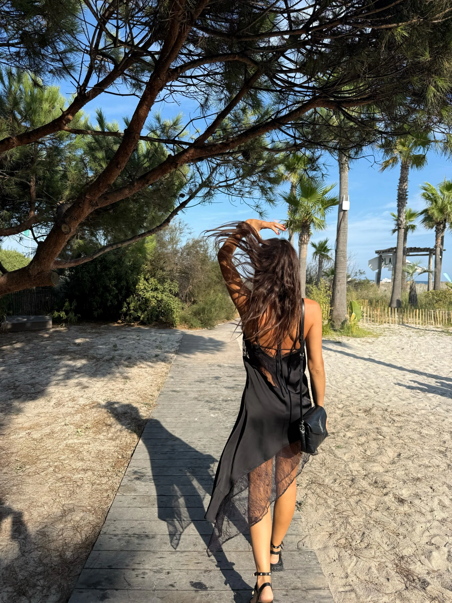 Pampita en Saint-Tropez: el look lencero con encaje que anticipa una de las tendencias de la próxima temporada