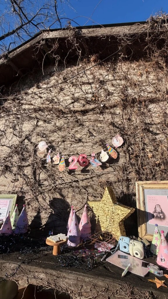 Uno de los sectores más llamativos de la celebración estuvo ubicado junto a una pared cubierta de enredaderas