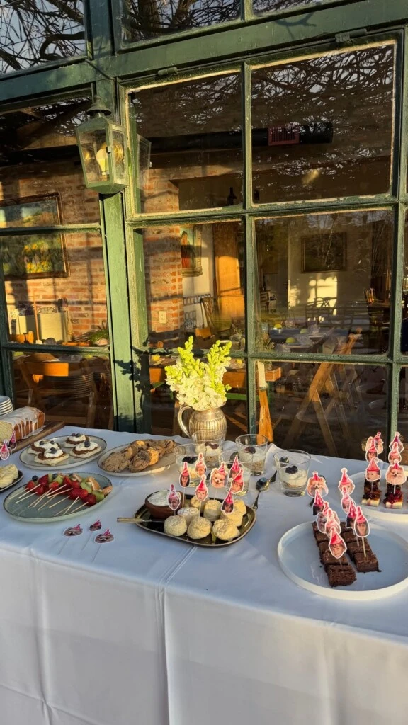 Nicki preparó una amplia mesa dulce con diferentes opciones, entre ellas galletitas, brownie, cheesecake de frutos rojos y frutas cortadas en palitos.