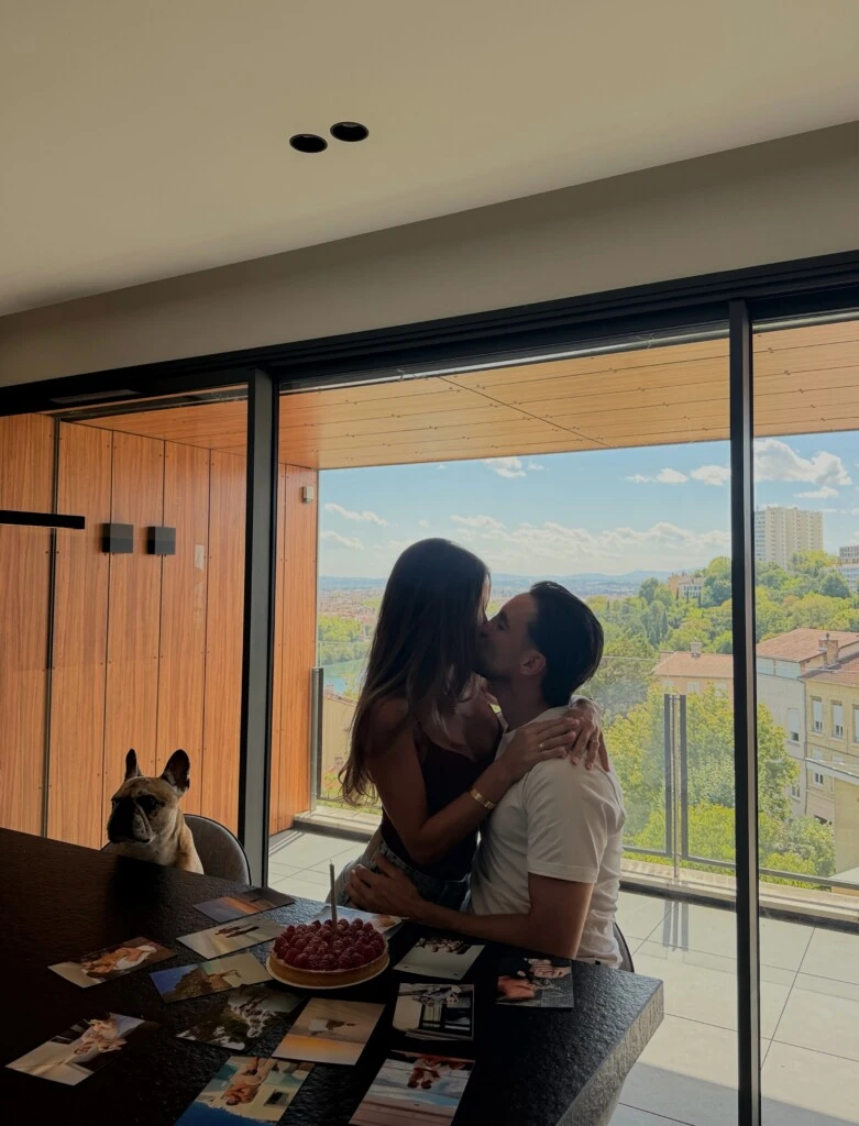 Nicolás y Caro posaron juntos, se mostraron sonrientes, se miraron de perfil y compartieron tiernas imágenes junto a sus mascotas.
