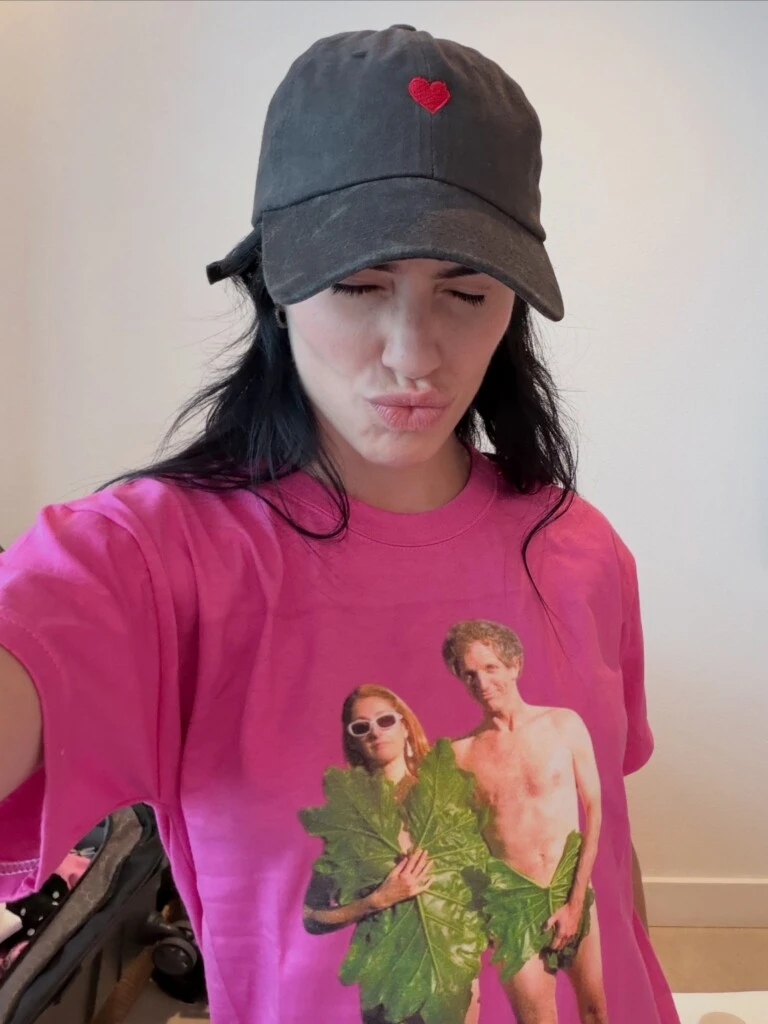 La cantante combinó la remera con un short de jean de tiro alto, que llevó con la parte superior de la prenda por dentro. 
