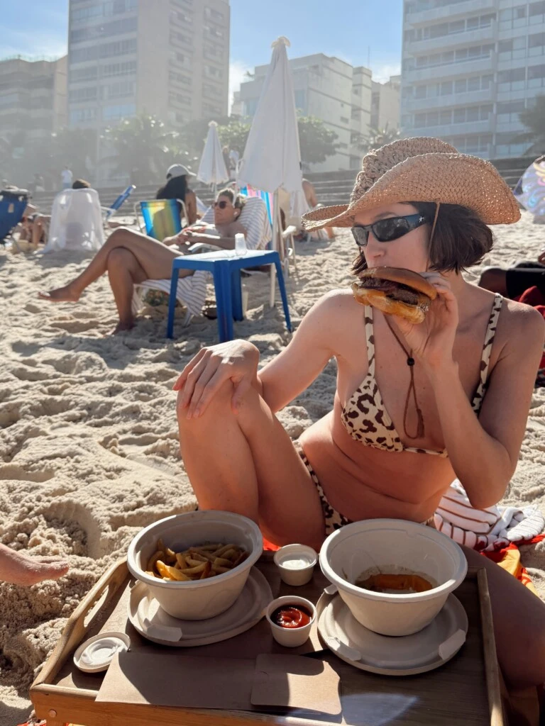 Entre las postales que compartió Mery del Cerro se pudo ver a Cande Vetrano sentada sobre una lona en la playa, en bikini y comiendo una hamburguesa, una imagen que reflejó el clima relajado y divertido que acompañó al grupo durante el viaje.