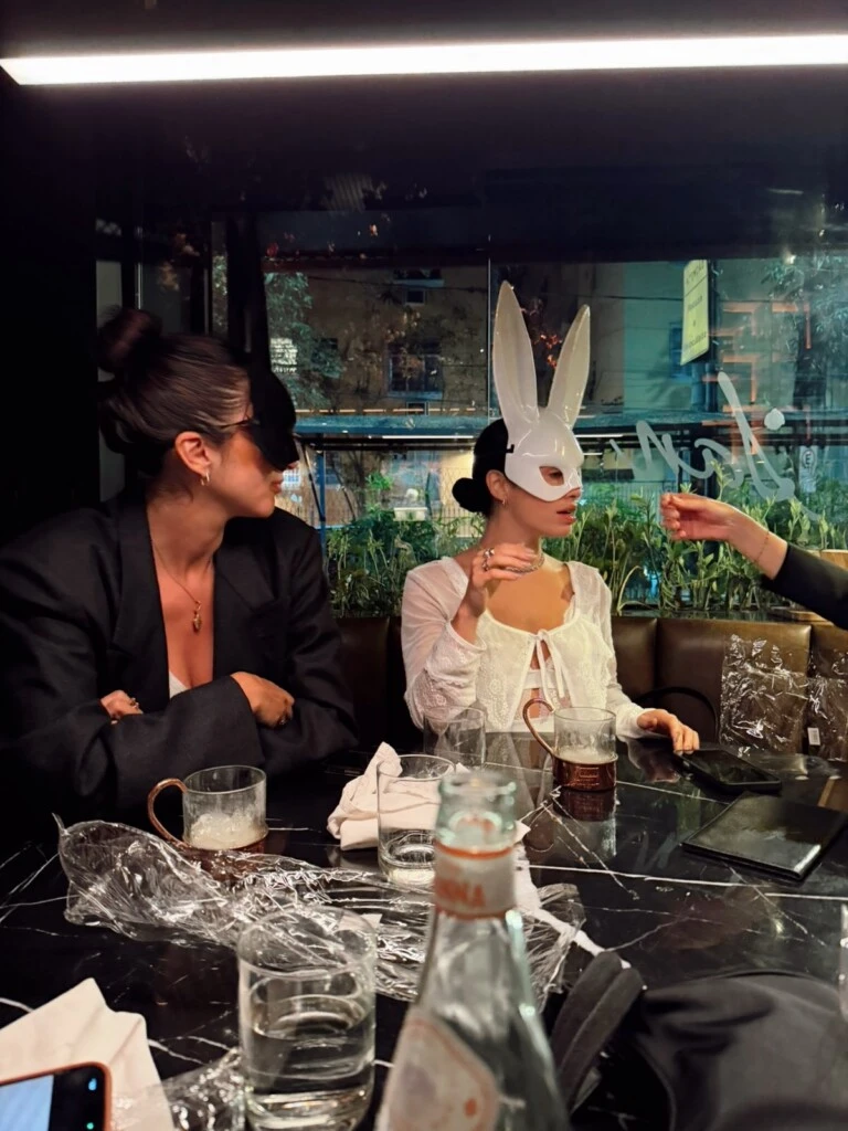 Uno de los momentos que más llamó la atención fue una salida nocturna en la que las amigas apostaron por una temática muy particular: todas lucieron máscaras estilo Playboy.