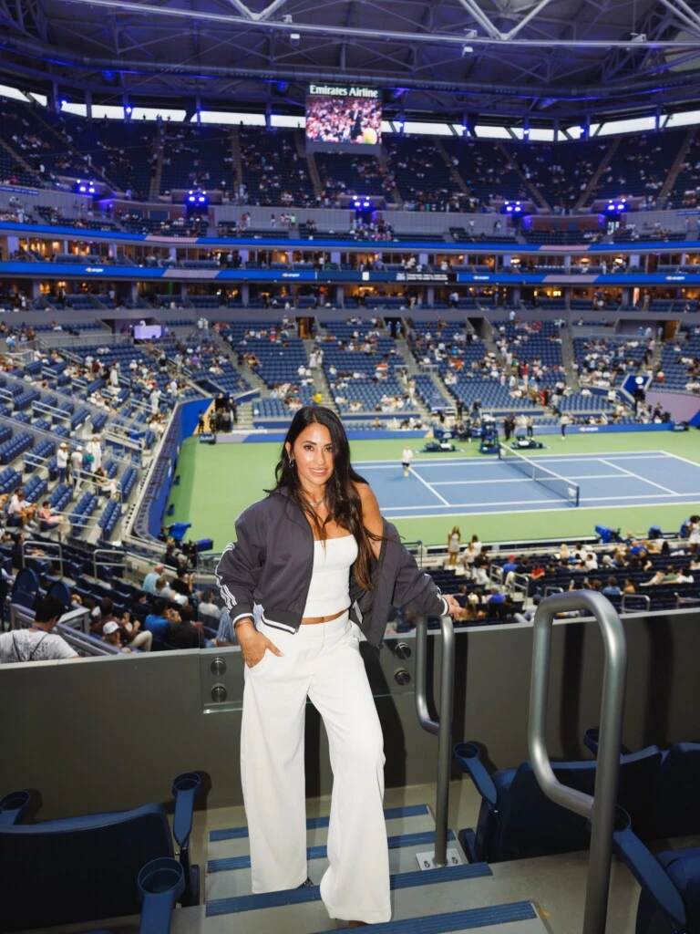 Antonela Roccuzzo fue al US Open con un look sporty chic y un accesorio de lujo que hizo la diferencia