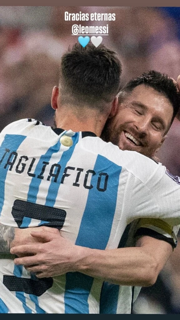 El futbolista compartió en sus historias de Instagram una fotografía junto a Messi, en la que ambos aparecen abrazados y sonrientes.