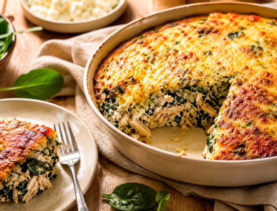 La receta fácil del día: tarta sin masa de pollo, espinaca y ricota, proteica y lista en pocos pasos