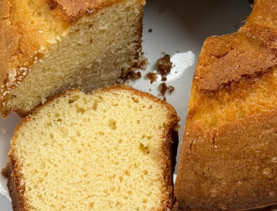 Torta 1, 2, 3: la receta fácil, rendidora y esponjosa que se prepara con un pote de queso crema