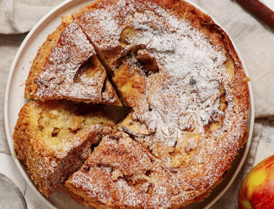 Torta de manzana 100% integral: la receta fácil que se prepara con pocos ingredientes